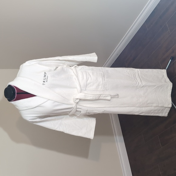 NWOT Unisex White Trump Hotels Bath Robe Textured Pattern Ultra Soft Lining - Picture 3 of 14
